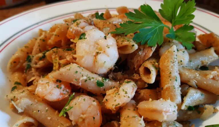 Deliciosa receta de macarrones con puerro, atún y gambas al estilo ajillo, fácil y rápida de preparar en casa.