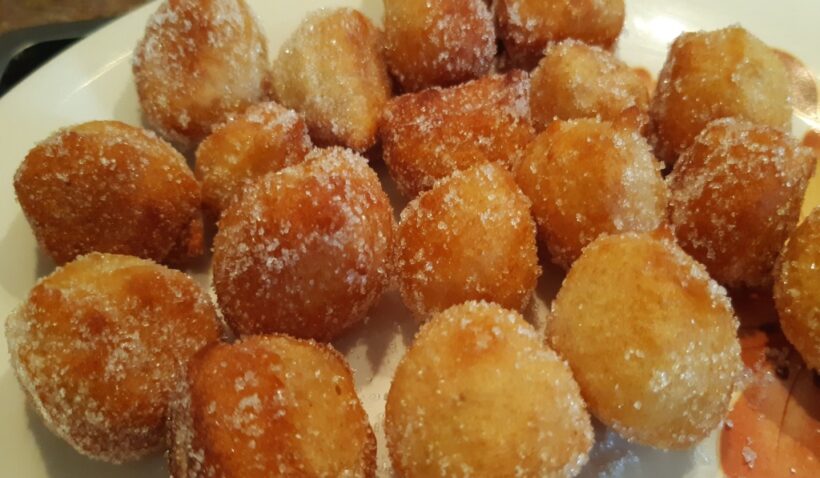 Si tienes plátanos maduros,, puedes hacer estas bolitas de donuts o donas con sabor a plátano. Son unos buñuelos dulces muy fáciles.