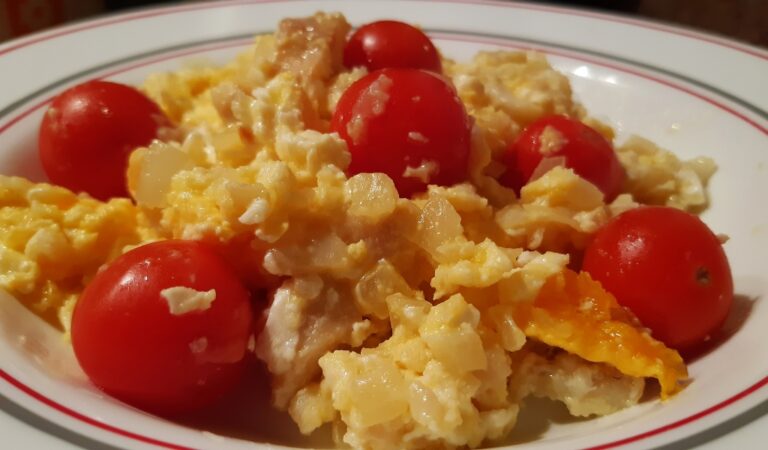 Receta de revuelto de bacalao con tomates cherry