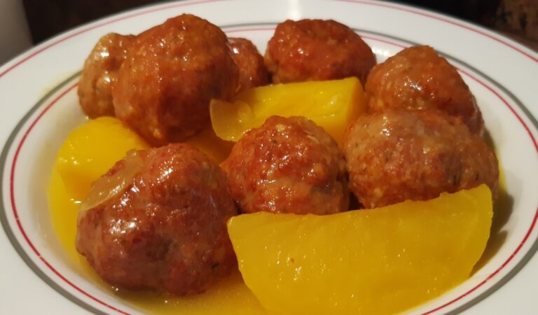 Albóndigas en salsa con patatas receta tradicional y casera