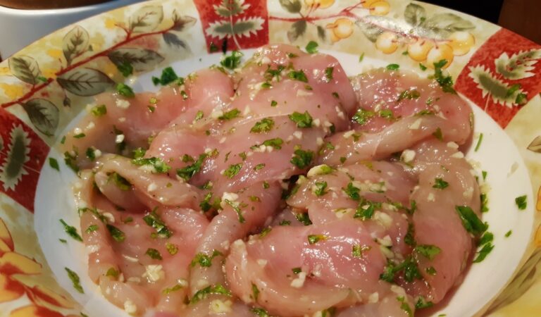 Cómo aliñar carne de pollo para que quede sabrosa y muy suave