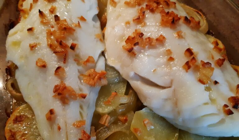 Receta de merluza al horno con patatas y cebolla