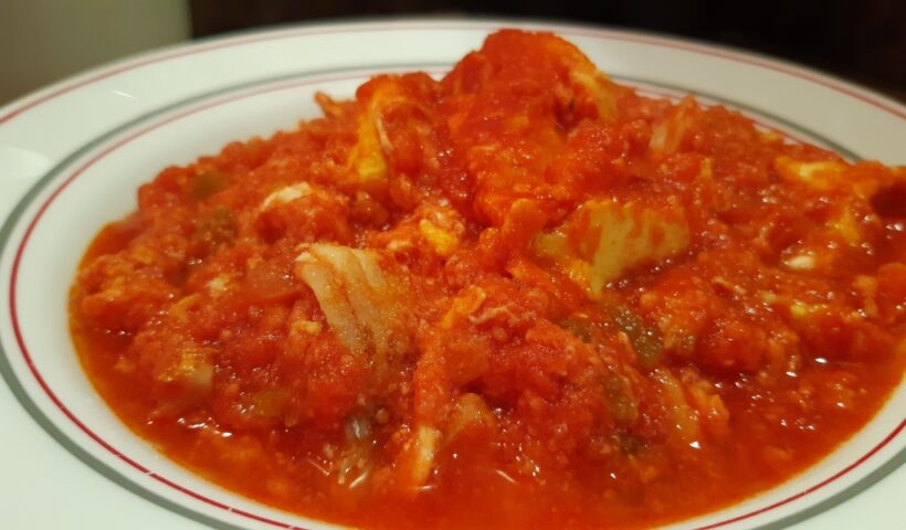 Descubre cómo preparar un revuelto de pescado con tomate en casa: una receta rápida y deliciosa para una cena saludable y llena de sabor.