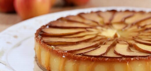 Descubre cómo preparar una deliciosa tarta de manzana cremosa con nuestra receta fácil. Sorprende a tus invitados con este postre irresistible.