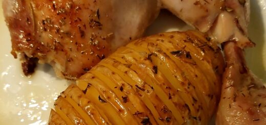 Deliciosa receta de pollo asado al horno con patatas, jugoso y fácil de preparar, con hierbas y vino blanco.