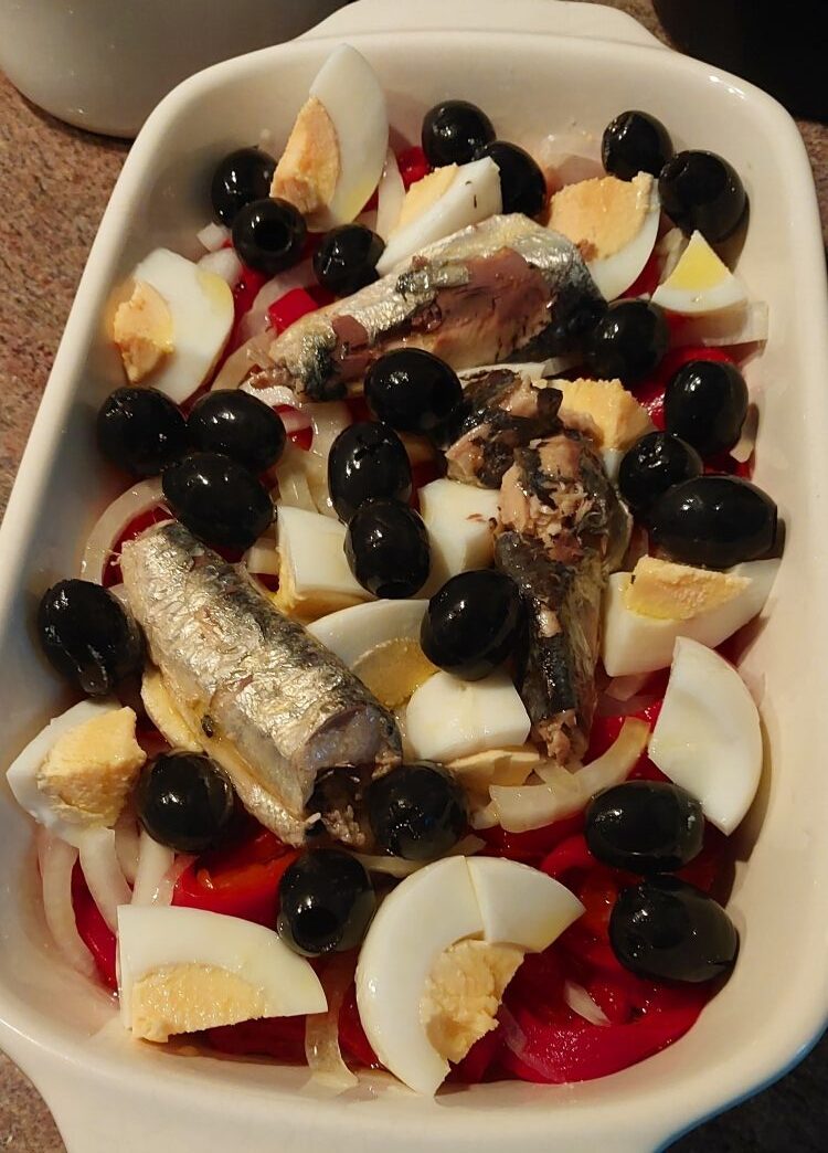 Descubre esta ensalada de sardinas fácil, fresca y deliciosa, perfecta para un aperitivo o acompañar tu comida.