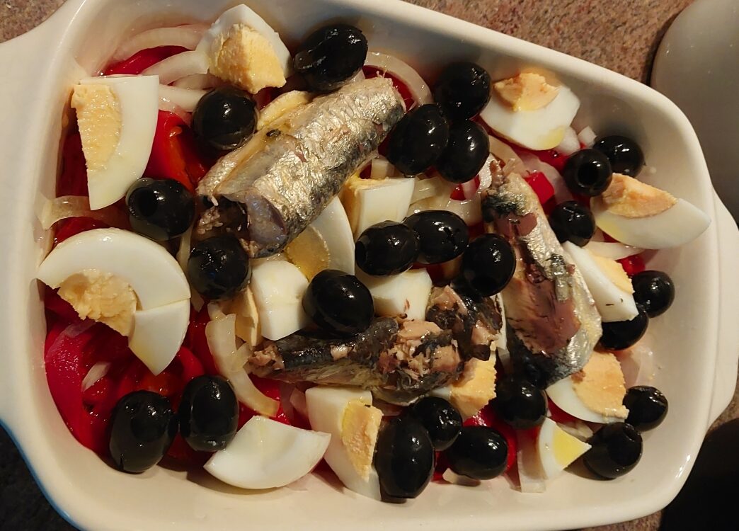 Descubre esta ensalada de sardinas fácil, fresca y deliciosa, perfecta para un aperitivo o acompañar tu comida.