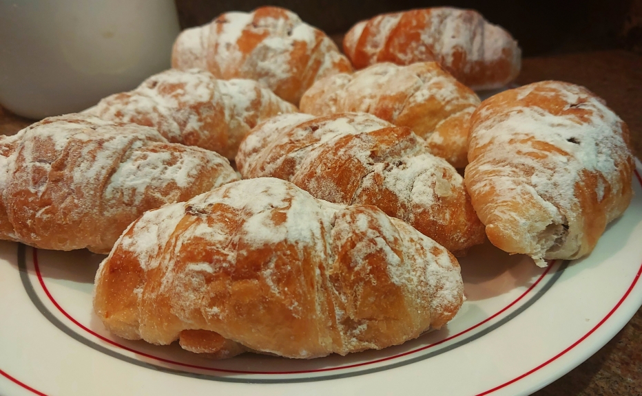 Descubre cómo preparar nevaditos de chocolate receta fácil, con croissants rellenos de chocolate y decorados con azúcar glas.