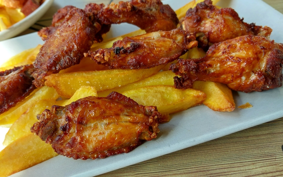 Descubre cómo preparar alitas de pollo picantes con esta receta fácil, crujientes y deliciosas, un aperitivo ideal.