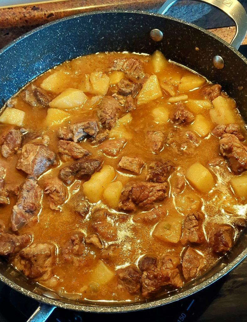 Deliciosa receta de carne guisada con patatas, fácil de hacer, con ingredientes sencillos y resultado jugoso y sabroso.