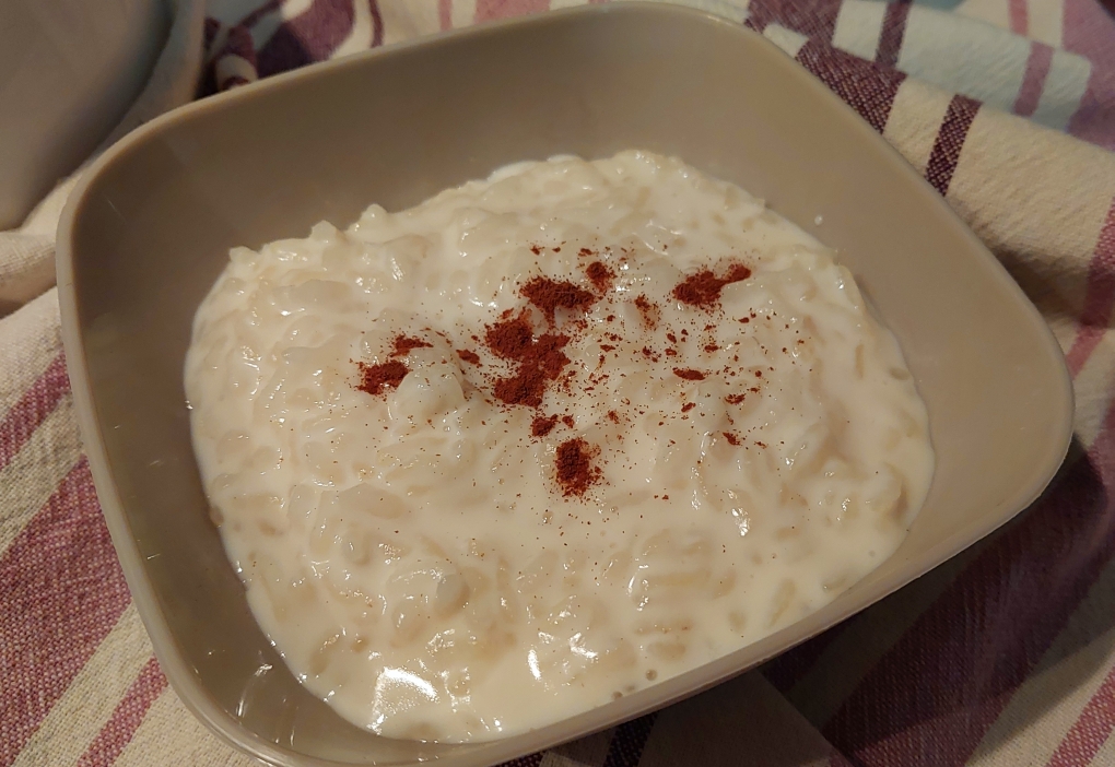 Descubre la mejor receta de arroz con leche cremoso casero, muy fácil de hacer y con un sabor irresistible.