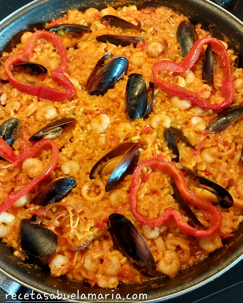 Deliciosa receta de arroz con marisco fácil de preparar, perfecta para disfrutar en casa con la familia o con amigos.