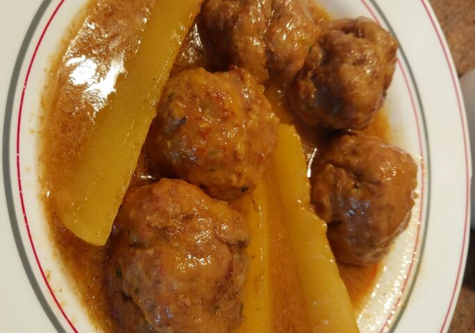 Descubre cómo hacer albóndigas de pollo receta de la abuela, tiernas y guisadas con patatas en una salsa deliciosa.