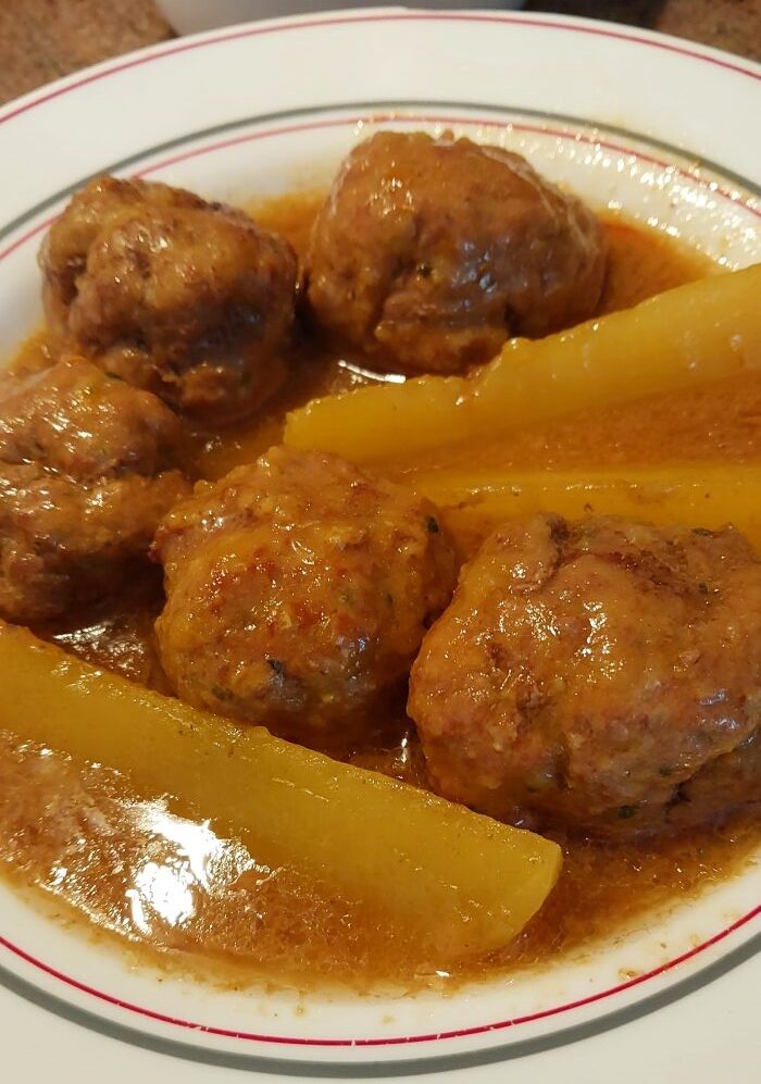 Descubre cómo hacer albóndigas de pollo receta de la abuela, tiernas y guisadas con patatas en una salsa deliciosa.