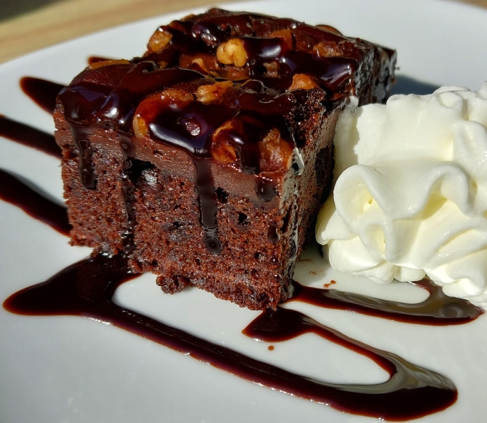 Descubre la mejor receta casera de brownie de chocolate, fácil y delicioso, con nueces y sirope para decorar.