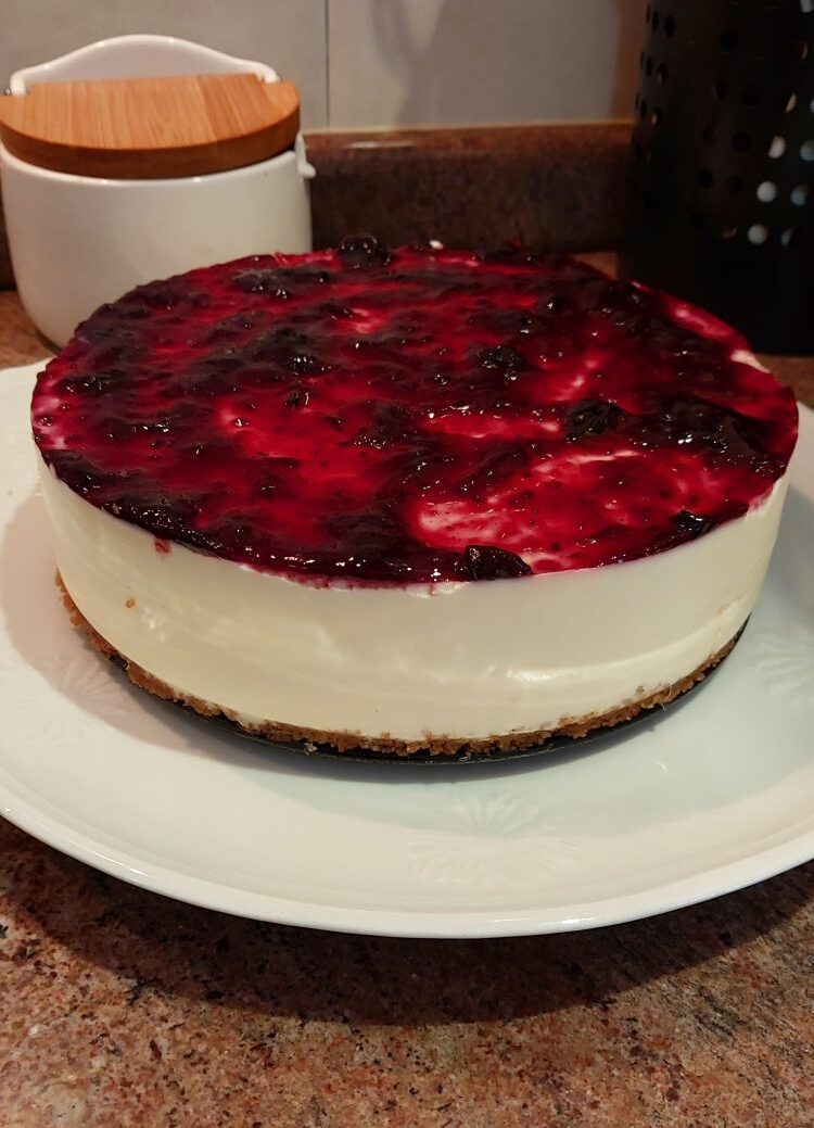 Descubre cómo preparar un delicioso cheesecake de arándanos receta casera, sin horno, fácil y con una base crujiente de galleta.