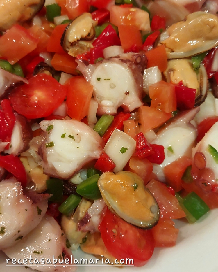 Ensalada de marisco, receta veraniega fácil, fresca y llena de sabor, ideal como entrante o plato principal.