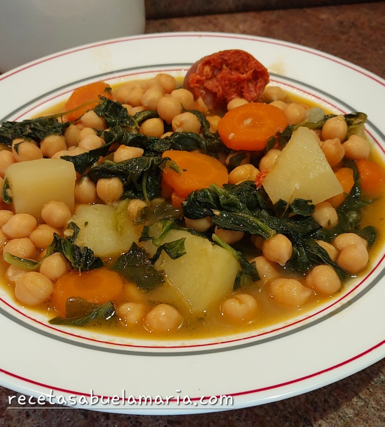 Descubre cómo preparar este potaje de garbanzos con espinacas, receta de la abuela fácil, nutritiva y perfecta para los días fríos.