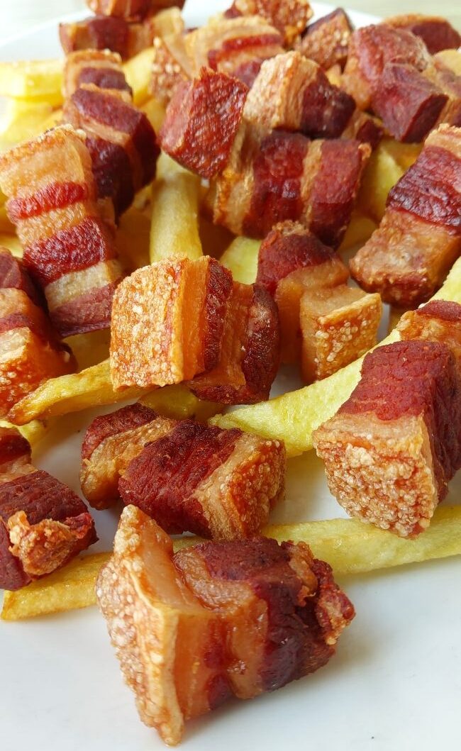 Descubre esta deliciosa receta de torreznos de Soria con patatas fritas, un plato tradicional y crujiente que te encantará.