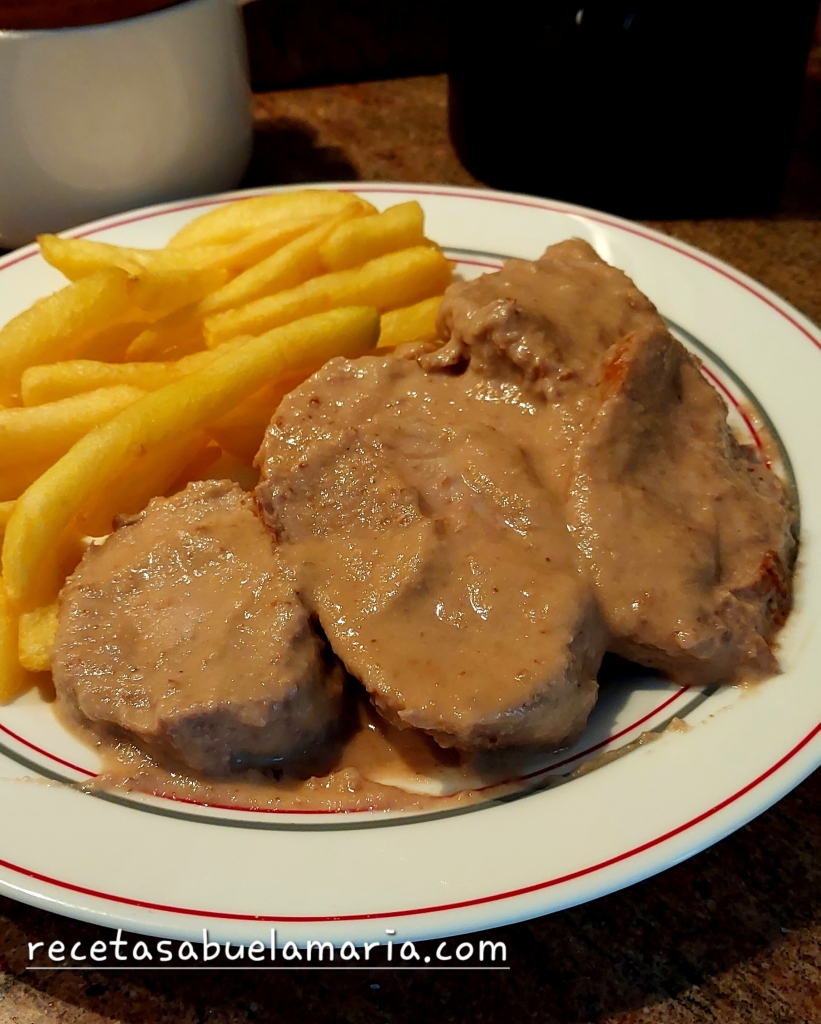 Disfruta de esta receta de la abuela de solomillo en salsa de almendras, fácil de preparar y llena de sabor.