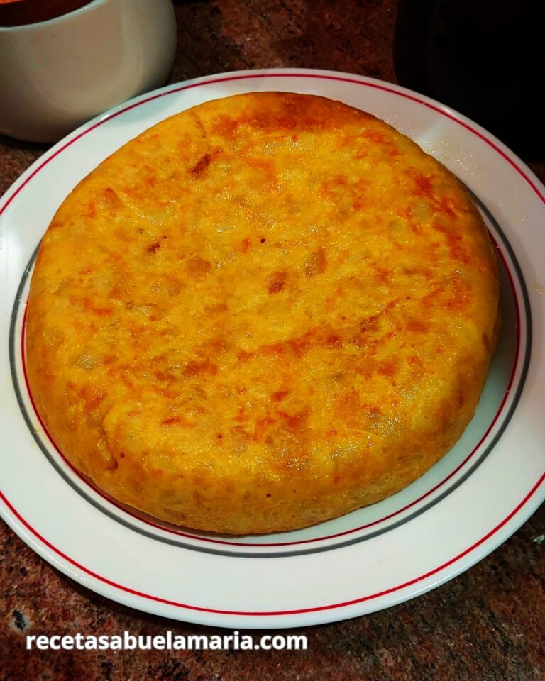 Tortilla de patatas con cebolla caramelizada receta de la abuela