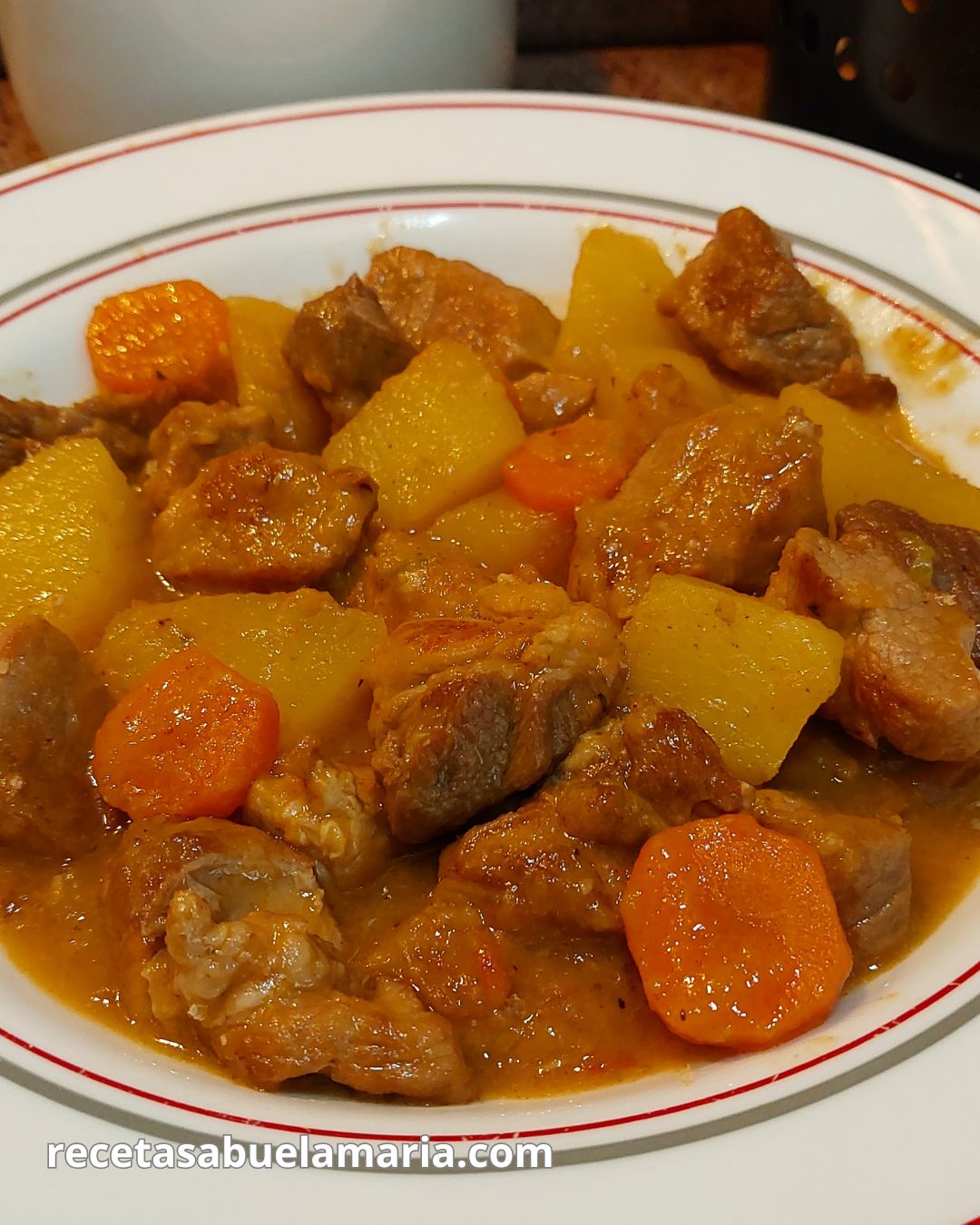 Carne de cerdo guisada con patatas, receta tradicional y jugosa