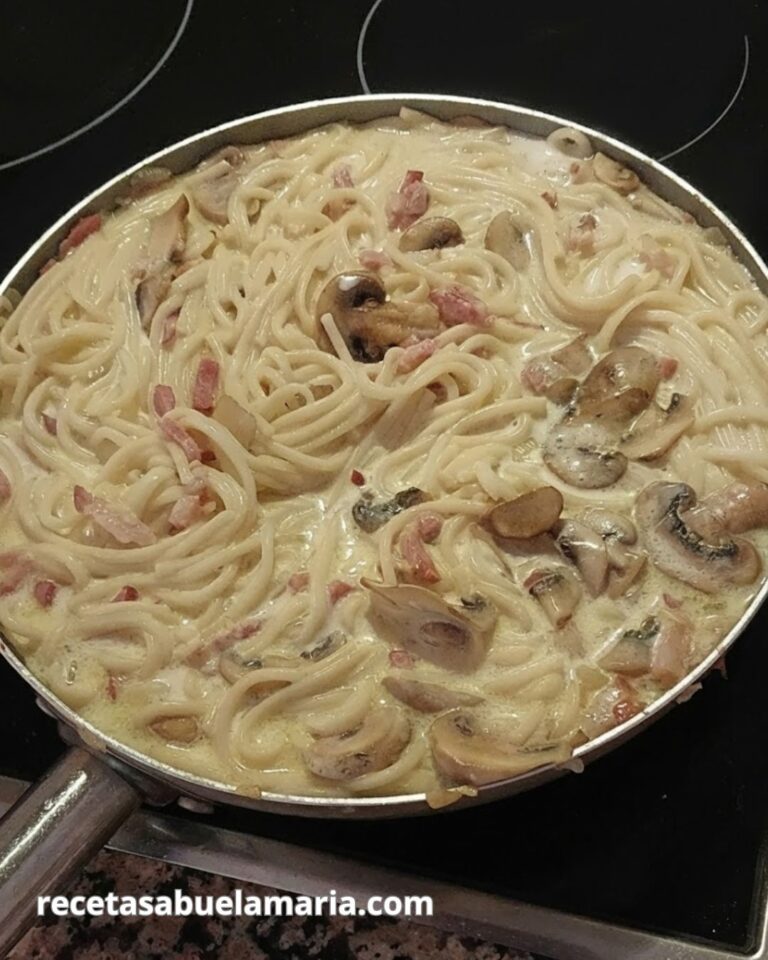 Espaguetis con nata, bacón y champñones fáciles y cremosos