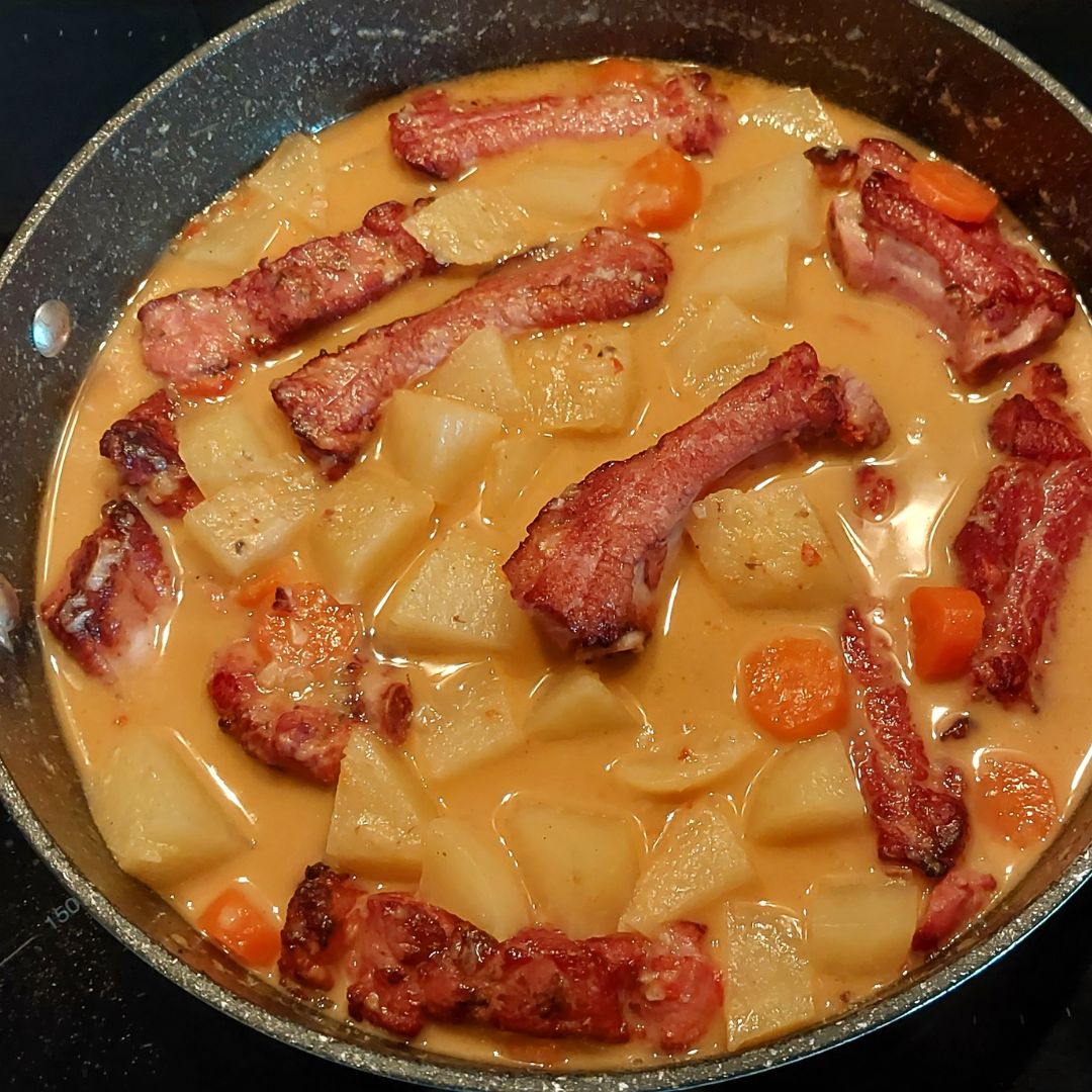 Guiso de patatas con costilla adobada receta tradicional y fácil
