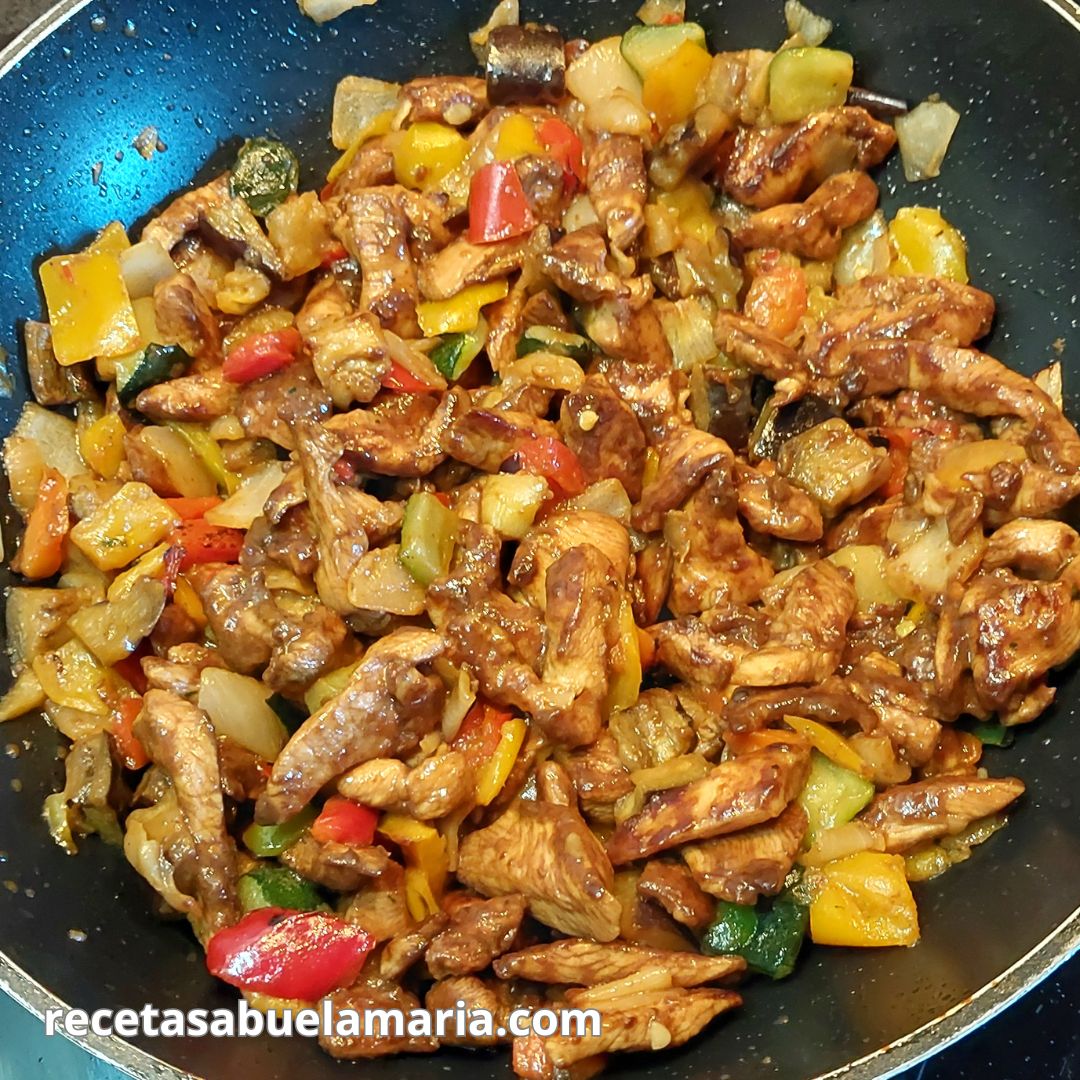 Tiras de pollo con verduras al wok estilo oriental