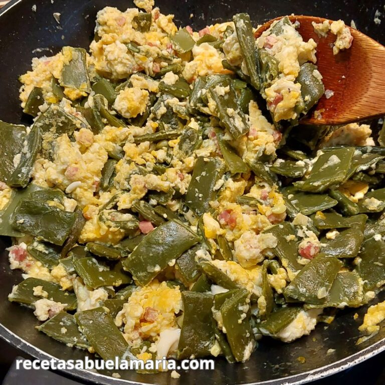 Revuelto de habichuelas con jamón y huevo receta fácil