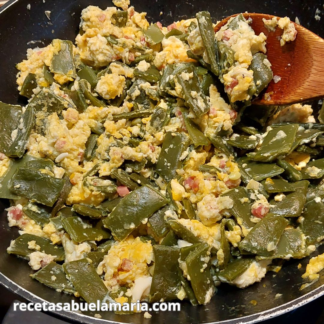 Revuelto de habichuelas con jamón y huevo receta fácil
