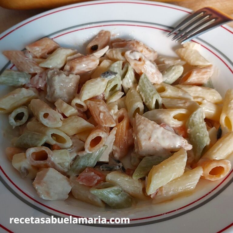 Ensalada cremosa de pasta y pollo receta fácil de la abuela