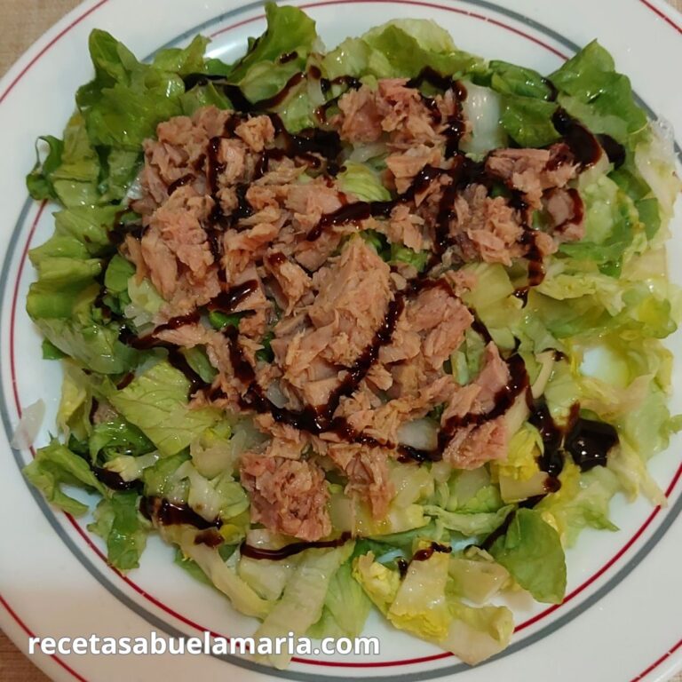 Ensalada verde de lechuga, cebolla y atún rápida y deliciosa